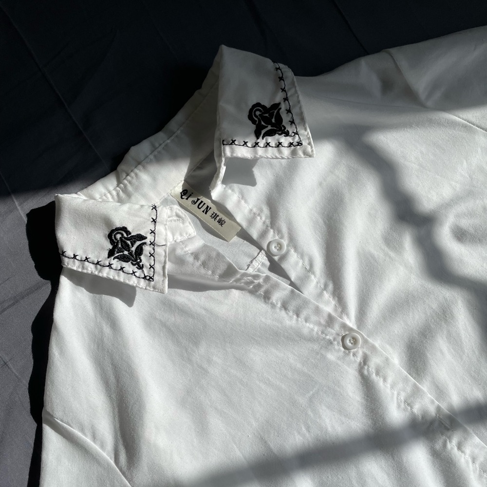 White cotton shirt with embroidered collar